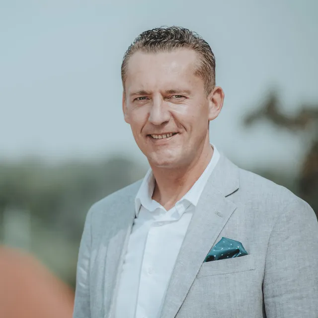 Adam Chrola • Albumy • Piosenki • Życiorys