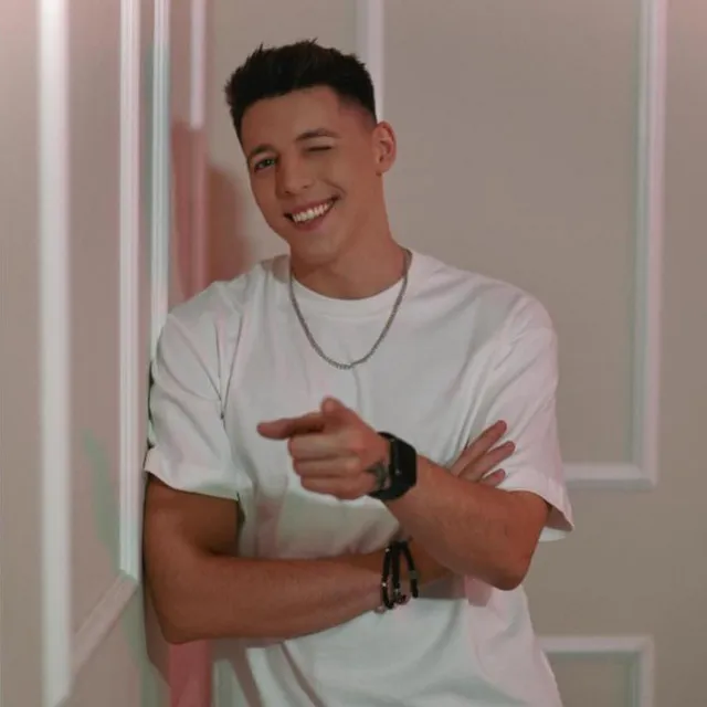 Marcin Kłosowski • Albumy • Piosenki • Życiorys