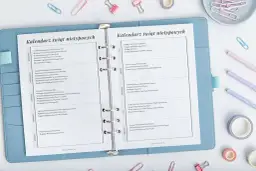 Otwarty planer z listą świąt nietypowych dla dzieci, np. Dzień Kota, Dzień Pluszowego Misia, Dzień Dziecka.