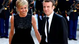 Brigitte i Emmanuel Macron, choć nie mają wspólnych dzieci, tworzą zgraną parę.