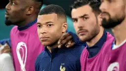 Mbappé i koledzy z reprezentacji Francji w piłce nożnej mężczyzn, gotowi do walki.