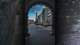 Deszczowe popołudnie w Gdańsku? Spacer po Długim Targu, podziwianie kamienic i wieży Ratusza. Idealne miejsce, by schować się pod łukiem i poczuć atmosferę miasta.