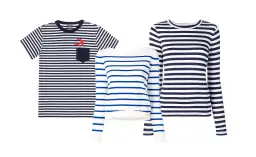 Drei gestreifte Damenoberteile: ein kurzärmeliges mit Anker-Applikation, ein weiß-blau gestreifter Pullover und ein blau-weiß gestreiftes Langarmshirt.