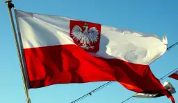 Polska bandera z orłem na tle błękitnego nieba. To symbol dumy narodowej, który powiewa na wietrze.