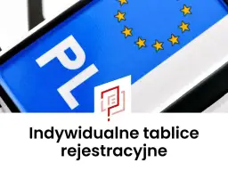 Zbliżenie na polską tablicę rejestracyjną z symbolem Unii Europejskiej i logo.