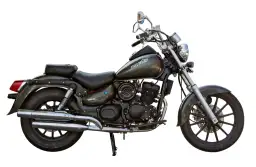 Stylowy motocykl Daelim Daystar 125 w ciemnoszarym kolorze, gotowy na przygodę.