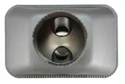 Metalowy radiator do kominka, z dwoma okrągłymi otworami w środku, gotowy do montażu.