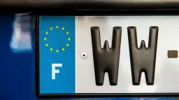 Fragment francuskiej tablicy rejestracyjnej z literami "WW" i symbolem UE.