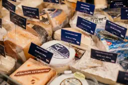 Sery francuskie rodzaje: Brie, Munster, Coulommiers, Gouda Old Amsterdam, Ser angielski red cheddar. Wybór dla smakoszy.