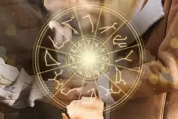Zodiakalny krąg z symbolami gwiazd, w tym maj, otacza dłonie pary.