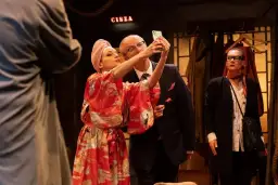 Aktorzy na scenie Och-Teatru robią sobie selfie.