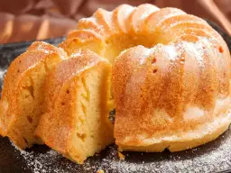 Puszysta babka wielkanocna, oprószona cukrem pudrem. Idealna na święta, gdy szukasz sprawdzonego babka wielkanocna przepis.