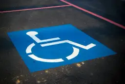 Czy niepełnosprawni płacą za parking w Ciechocinku? Sprawdź zasady!