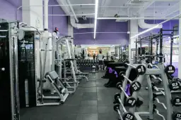 Jak ułożyć trening crossfit, aby uniknąć kontuzji i osiągnąć wyniki