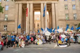 Czy szkoła w chmurze jest dobra? Odkryj wady i zalety tej formy edukacji