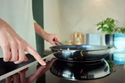 Płyta indukcyjna czy ceramiczna? Która zużywa mniej prądu?
