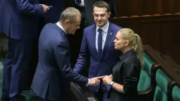Donald Tusk i inni politycy Platformy Obywatelskiej dyskutują w Sejmie.