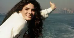 Sandra Bullock, uśmiechnięta na tle miasta, wygląda na młodą. Ile lat ma Sandra Bullock?