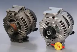 Stary i nowy alternator. Rdza na kole pasowym starego może wskazywać na objawy sprzęgła alternatora.
