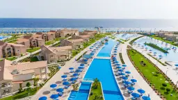 Widok z lotu ptaka na kompleks basenów i budynków hotelowych w Pickalbatros Marsa Alam.