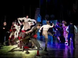 Scena teatralna z ludźmi w strojach ludowych. Wesele, co symbolizuje chocholi taniec, to chaos i utrata kontroli.