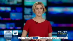 Justyna Kosela, prezenterka w czerwonej sukience, na tle ekranów. Ile ma lat? Tego nie wiemy, ale wygląda profesjonalnie.