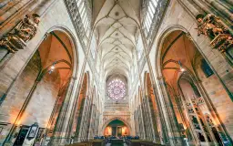 Wnętrze katedry św. Wita zachwyca gotycką architekturą, strzelistymi łukami i witrażem róży.