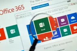 Szukasz **excel darmowy**? Zobaczysz tu ikonę Excela powiększoną lupą na stronie Office 365, gdzie dostępne są aplikacje online.