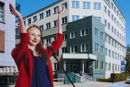 Kobieta w czerwonej marynarce przemawia przy mikrofonie na tle budynku. Czy to prawdziwe powody wściekłości "Kierownika" na projekt ustawy o reformie PIP?