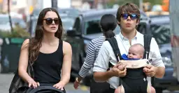 Keira Knightley z mężem i ich maleńkim dzieckiem w nosidełku, spacerując po ulicy.