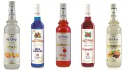 Pięć butelek syropów barmańskich: Triple Sec, Blue Curacao, Italian Spritz, Grenadina i Cane Sugar. Idealne soki do drinków.