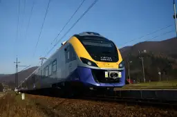 Nowoczesny pociąg EN78-001 na torach. Czy do Krynicy Zdrój można dojechać pociągiem? Tak, ta linia kolejowa prowadzi do malowniczych miejscowości.