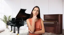 Kobieta zastanawia się, czy pianino jest instrumentem strunowym, stojąc między fortepianem a pianinem pionowym.