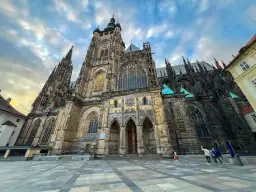 Majestatyczna katedra św. Wita, jedna z głównych praga atrakcje, góruje nad placem.