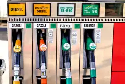 Na dystrybutorze paliw widać dystrybutory z napisami "DIESEL" i "GAZOLE", co jasno pokazuje, że olej napędowy to diesel.