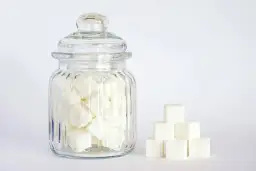 150g cukru bez wagi? Sprawdź, ile to szklanek i łyżek!