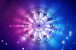 Koło zodiaku z symbolami, w tym Byk i Skorpion, na tle gradientu fioletowo-niebieskiego z rozmazanymi światłami.