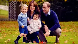 Uśmiechnięta rodzina: książę William, księżna Kate i ich dzieci, książę George i księżniczka Charlotte, pozują na tle jesiennego ogrodu.