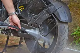 Czym czyścić łańcuch motocyklowy, aby uniknąć kosztownych napraw?