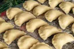 Gotowe do lepienia pierogi, idealne na obiad. Dowiedz się, jak zrobić ciasto na pierogi, by były pyszne!