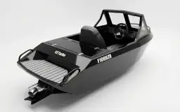 Czarna łódka sportowa F100RZR z kierownicą i siedzeniem. Dowiedz się, jak zarejestrować łódkę, by cieszyć się wodnymi przygodami.