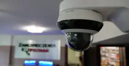Kamera monitoringu w pracy, dyskretnie czuwająca nad bezpieczeństwem.