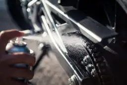 Łańcuch motocyklowy: Czym czyścić, a czego unikać?