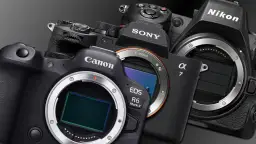 Zbliżenie na korpusy aparatów Canon, Sony i Nikon z widocznymi bagnetami.