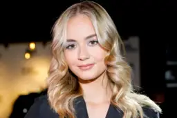 Julia Kostera, młoda influencerka, z falowanymi blond włosami i delikatnym makijażem.