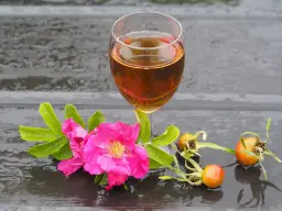 Wino z dzikiej róży: Domowy przepis na aromatyczne wino z dzikiej róży
