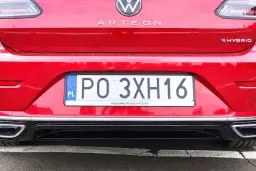 Czerwony Volkswagen Arteon eHybrid z polską tablicą rejestracyjną PO 3XH16.