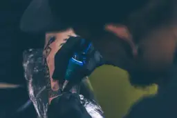 Czy można pić alkohol po tatuażu? - Wszystko, co musisz wiedzieć