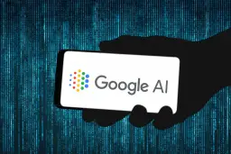 Dłoń trzyma smartfon z logo Google AI na tle cyfrowego kodu. To przyszłość wyszukiwania, czyli google sge.