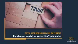 Dłoń układa kostkę z napisem "TRUST". To kluczowy element marketingu, dający klientom reason to believe w Twoją markę.